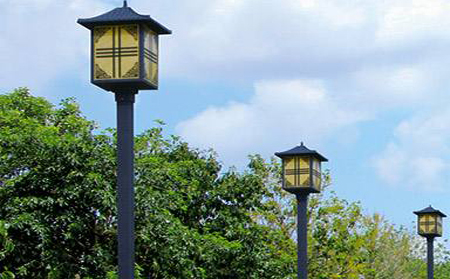 太阳能塔城庭院灯怎么选亮度与续航更耐用
